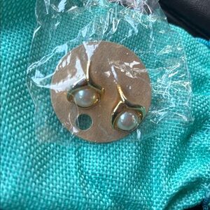 NWOT gold pearl Earrings